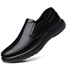 Mocassim masculino em couro premium com acabamento artesanal, palmilha macia e solado resistente. Estilo e funcionalidade para diferentes ocasiões.