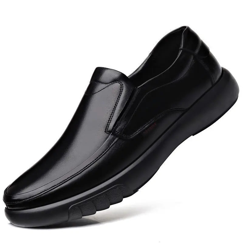 Mocassim masculino em couro premium com acabamento artesanal, palmilha macia e solado resistente. Estilo e funcionalidade para diferentes ocasiões.