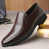 Mocassim masculino em couro premium com solado resistente e palmilha macia. Design clássico e confortável para diversos estilos e ocasiões.