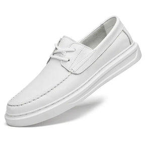 Mocassim masculino feito em couro premium, com solado flexível e palmilha macia. Design versátil e elegante para uso diário e ocasiões especiais.