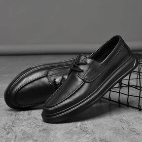 Mocassim masculino feito em couro premium, com solado flexível e palmilha macia. Design versátil e elegante para uso diário e ocasiões especiais.
