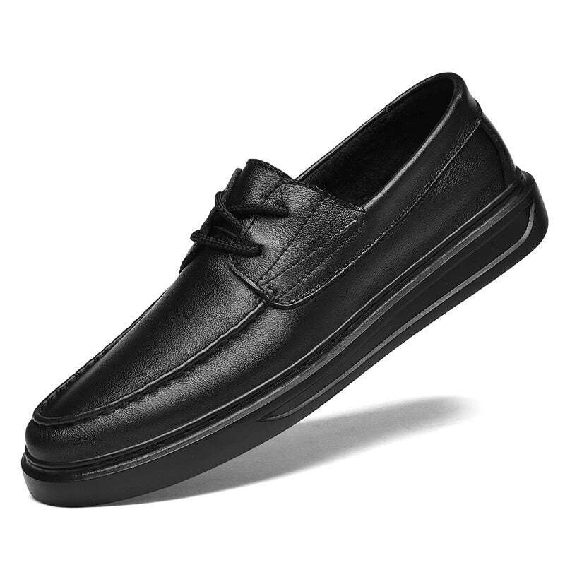 Mocassim masculino feito em couro premium, com solado flexível e palmilha macia. Design versátil e elegante para uso diário e ocasiões especiais.