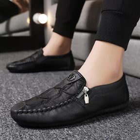 Mocassim Masculino Elegance Romenzi RZ733 em detalhe, calçado premium sofisticado e resistente, ideal para looks casuais e sociais com autenticidade.