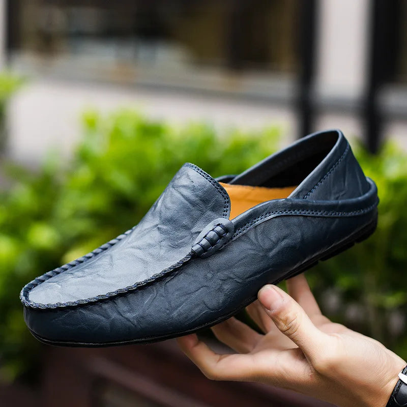 Mocassim masculino em couro legítimo com design clássico, solado flexível e palmilha acolchoada. Elegância e conforto para diversos momentos.