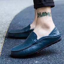 Mocassim masculino em couro legítimo com design clássico, solado flexível e palmilha acolchoada. Elegância e conforto para diversos momentos.