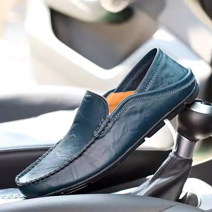 Mocassim masculino em couro legítimo com design clássico, solado flexível e palmilha acolchoada. Elegância e conforto para diversos momentos.