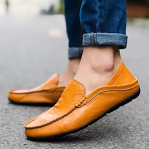 Mocassim masculino em couro legítimo com design clássico, solado flexível e palmilha acolchoada. Elegância e conforto para diversos momentos.