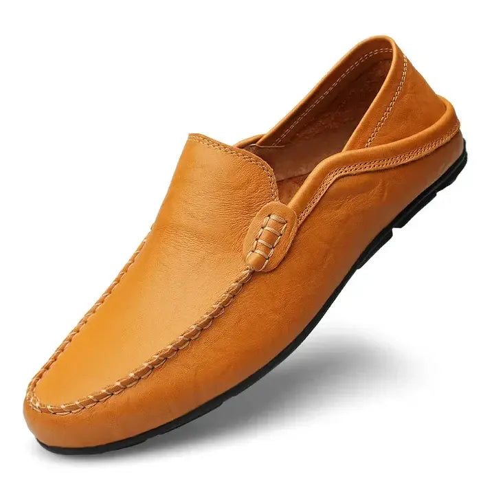 Mocassim masculino em couro legítimo com design clássico, solado flexível e palmilha acolchoada. Elegância e conforto para diversos momentos.