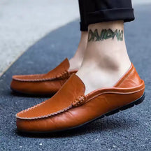 Mocassim masculino em couro legítimo com design clássico, solado flexível e palmilha acolchoada. Elegância e conforto para diversos momentos.