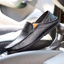 Mocassim masculino em couro legítimo com design clássico, solado flexível e palmilha acolchoada. Elegância e conforto para diversos momentos.