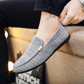Mocassim Masculino Germany Romenzi RZ737 em detalhe, mocassim sofisticado em materiais de alta qualidade que oferece conforto, elegância e durabilidade.