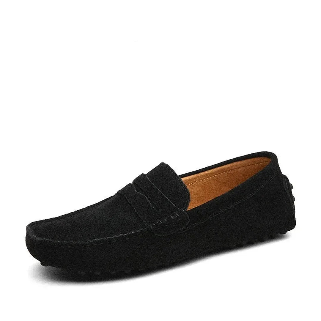 Mocassim Masculino Granada Romenzi RZ738 em detalhe, calçado premium sofisticado e resistente, com design atemporal que garante estilo casual ou social.