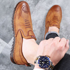 Mocassim Masculino Italian Romenzi RZ739 em detalhe, mocassim elegante em materiais de alta qualidade que oferece conforto, durabilidade e estilo sofisticado.