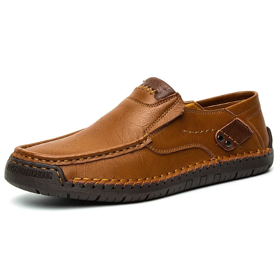 Mocassim Masculino Lyon Romenzi RZ740 em detalhe, calçado premium resistente e sofisticado, ideal para composições elegantes em momentos casuais ou formais.