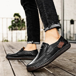 Mocassim Masculino Lyon Romenzi RZ740 em detalhe, calçado premium resistente e sofisticado, ideal para composições elegantes em momentos casuais ou formais.