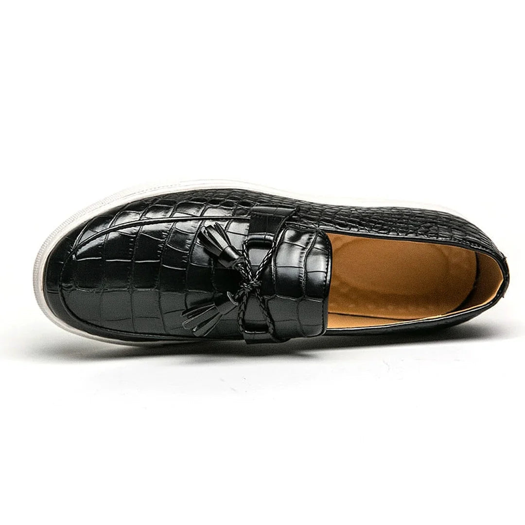 Mocassim Masculino Romenzi Oslo RZ741 em detalhe, modelo clássico em materiais de alta qualidade que oferece conforto, durabilidade e estilo refinado.