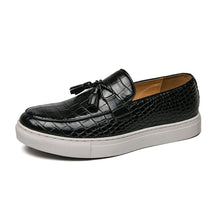Mocassim Masculino Romenzi Oslo RZ741 em detalhe, modelo clássico em materiais de alta qualidade que oferece conforto, durabilidade e estilo refinado.