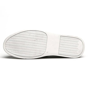 Mocassim Masculino Romenzi Oslo RZ741 em detalhe, modelo clássico em materiais de alta qualidade que oferece conforto, durabilidade e estilo refinado.