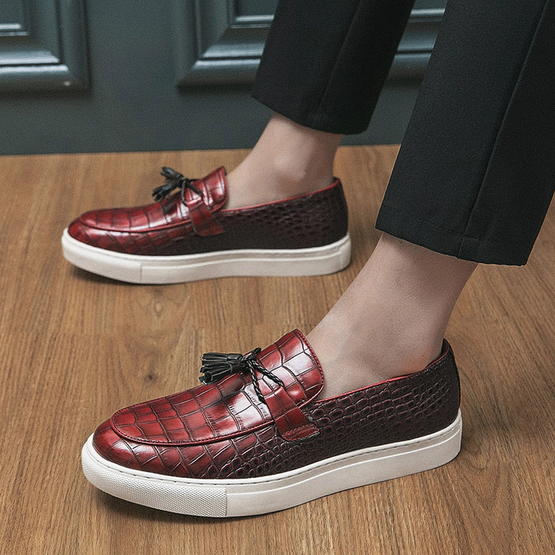 Mocassim Masculino Romenzi Oslo RZ741 em detalhe, modelo clássico em materiais de alta qualidade que oferece conforto, durabilidade e estilo refinado.