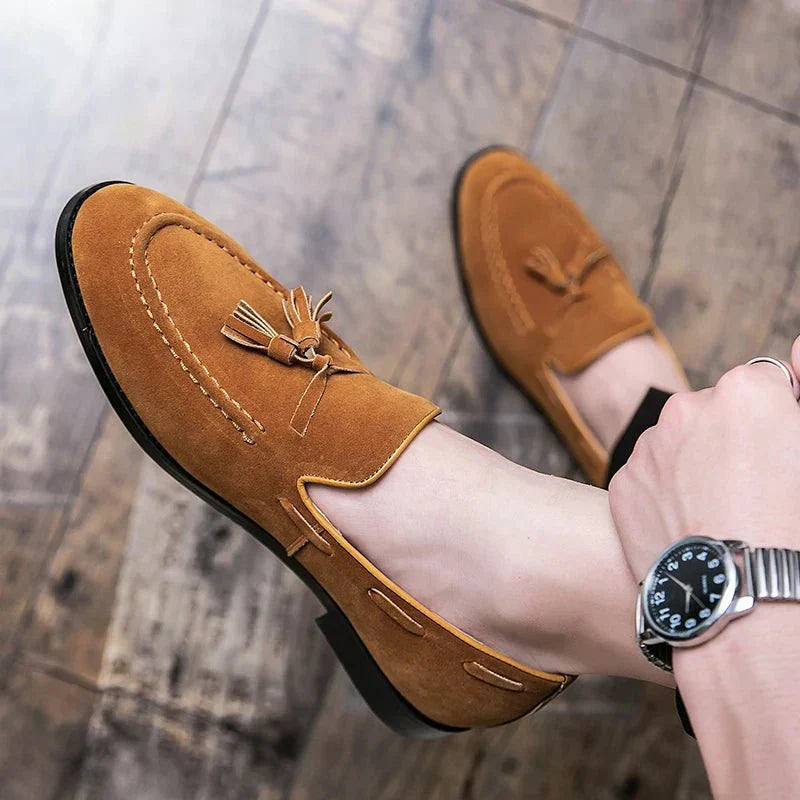 Mocassim Masculino Roma Romenzi RZ743 em detalhe, mocassim elegante em materiais de alta qualidade que oferece conforto, durabilidade e estilo atemporal.
