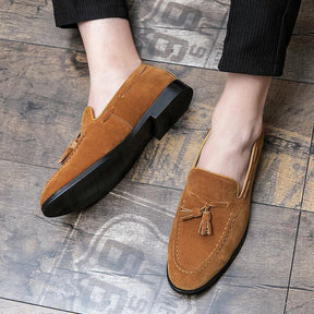 Mocassim Masculino Roma Romenzi RZ743 em detalhe, mocassim elegante em materiais de alta qualidade que oferece conforto, durabilidade e estilo atemporal.