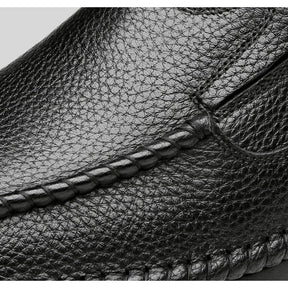 Mocassim Masculino Romenzi RZ729 em detalhe, mocassim em couro de alta qualidade que garante conforto, durabilidade e estilo atemporal para o homem moderno.