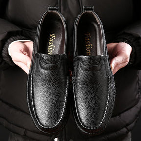 Mocassim Masculino Romenzi RZ729 em detalhe, mocassim em couro de alta qualidade que garante conforto, durabilidade e estilo atemporal para o homem moderno.