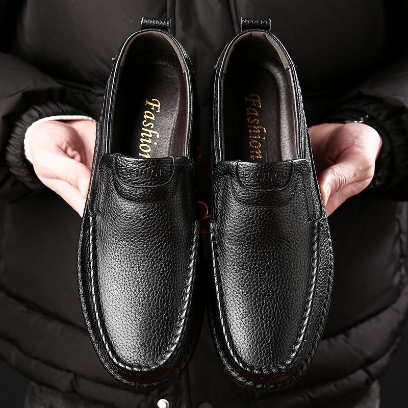 Mocassim Masculino Romenzi RZ729 em detalhe, mocassim em couro de alta qualidade que garante conforto, durabilidade e estilo atemporal para o homem moderno.