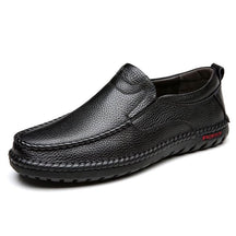 Mocassim Masculino Romenzi RZ729 em detalhe, mocassim em couro de alta qualidade que garante conforto, durabilidade e estilo atemporal para o homem moderno.