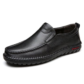 Mocassim Masculino Romenzi RZ729 em detalhe, mocassim em couro de alta qualidade que garante conforto, durabilidade e estilo atemporal para o homem moderno.