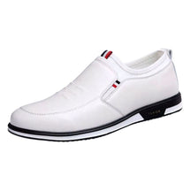 Mocassim Masculino Royal Romenzi RZ744 em detalhe, mocassim clássico em materiais de alta qualidade que oferece conforto, durabilidade e sofisticação.
