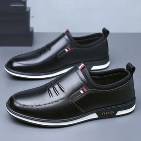 Mocassim Masculino Royal Romenzi RZ744 em detalhe, mocassim clássico em materiais de alta qualidade que oferece conforto, durabilidade e sofisticação.