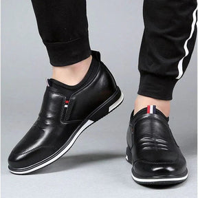 Mocassim Masculino Royal Romenzi RZ744 em detalhe, mocassim clássico em materiais de alta qualidade que oferece conforto, durabilidade e sofisticação.