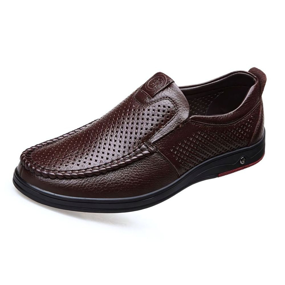 Mocassim Masculino Spectre Romenzi RZ746 em detalhe, calçado sofisticado e resistente, com design clássico e moderno que valoriza produções casuais e sociais.