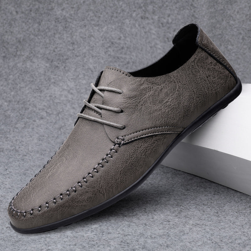 Mocassim Masculino Viena Romenzi RZ747 em detalhe, calçado sofisticado e resistente, com design minimalista que garante estilo versátil e elegante.