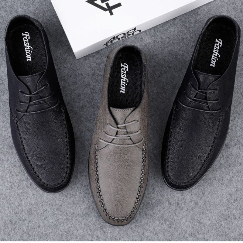 Mocassim Masculino Viena Romenzi RZ747 em detalhe, calçado sofisticado e resistente, com design minimalista que garante estilo versátil e elegante.