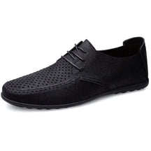 Mocassim Masculino Viena Romenzi RZ747 em detalhe, calçado sofisticado e resistente, com design minimalista que garante estilo versátil e elegante.