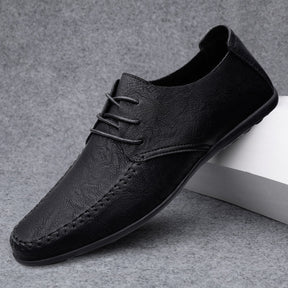 Mocassim Masculino Viena Romenzi RZ747 em detalhe, calçado sofisticado e resistente, com design minimalista que garante estilo versátil e elegante.