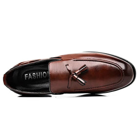 Mocassim Masculino Zurique Romenzi RZ748 em detalhe, calçado premium de design clássico, elegante e resistente, ideal para ocasiões casuais e formais.