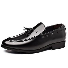 Mocassim Masculino Zurique Romenzi RZ748 em detalhe, calçado premium de design clássico, elegante e resistente, ideal para ocasiões casuais e formais.