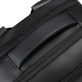Mochila Executiva Romenzi RZ066 com tecido impermeável, porta USB, alças acolchoadas e espaço seguro para notebook 15''. Ideal para trabalho e viagens.