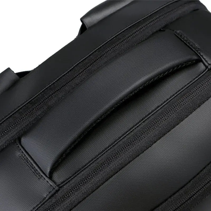 Mochila Executiva Romenzi RZ066 com tecido impermeável, porta USB, alças acolchoadas e espaço seguro para notebook 15''. Ideal para trabalho e viagens.