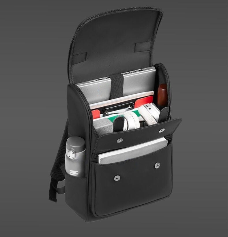 Mochila Casual London Romenzi RZ958 em detalhe, modelo impermeável com compartimento para notebook 15,6' e design ergonômico confortável.
