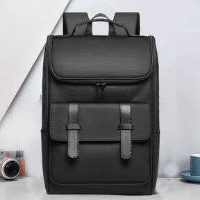 Mochila Casual London Romenzi RZ958 em detalhe, modelo impermeável com compartimento para notebook 15,6' e design ergonômico confortável.