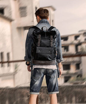 Mochila de Couro Masculina Brainly Romenzi RZ957 em detalhe, confeccionada em couro ecológico premium com compartimentos práticos e design sofisticado.