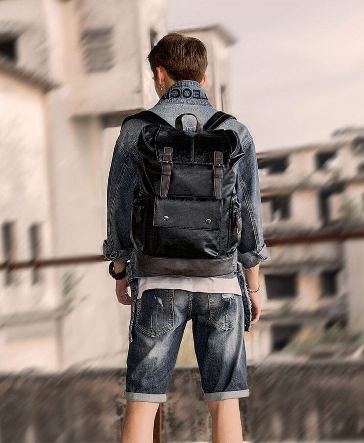 Mochila de Couro Masculina Brainly Romenzi RZ957 em detalhe, confeccionada em couro ecológico premium com compartimentos práticos e design sofisticado.