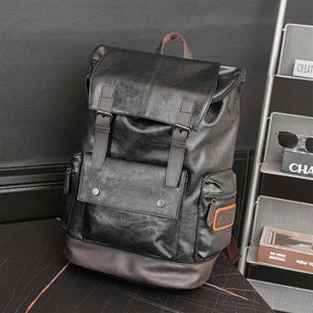 Mochila de Couro Masculina Brainly Romenzi RZ957 em detalhe, confeccionada em couro ecológico premium com compartimentos práticos e design sofisticado.