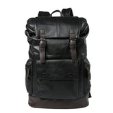 Mochila de Couro Masculina Brainly Romenzi RZ957 em detalhe, confeccionada em couro ecológico premium com compartimentos práticos e design sofisticado.