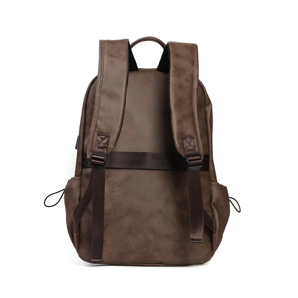Mochila Executiva em Couro Romenzi Amsterdam RZ073 com design clean, couro de alta qualidade e compartimentos ideais para laptops e itens essenciais.