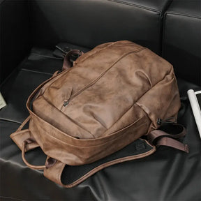 Mochila Executiva em Couro Romenzi Amsterdam RZ073 com design clean, couro de alta qualidade e compartimentos ideais para laptops e itens essenciais.